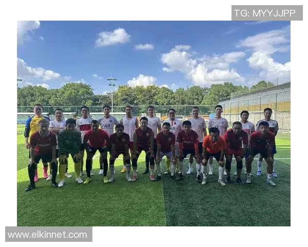 上海足球队默契配合解析:战术演练与团队协作的完美结合 上海足球队默契配合解析:战术演练与团队协作的完美结合